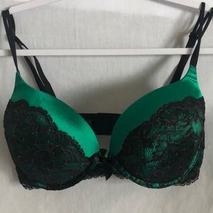 Victoria’s Secret very sexy plunge bra- size 36D emerald green- black lace